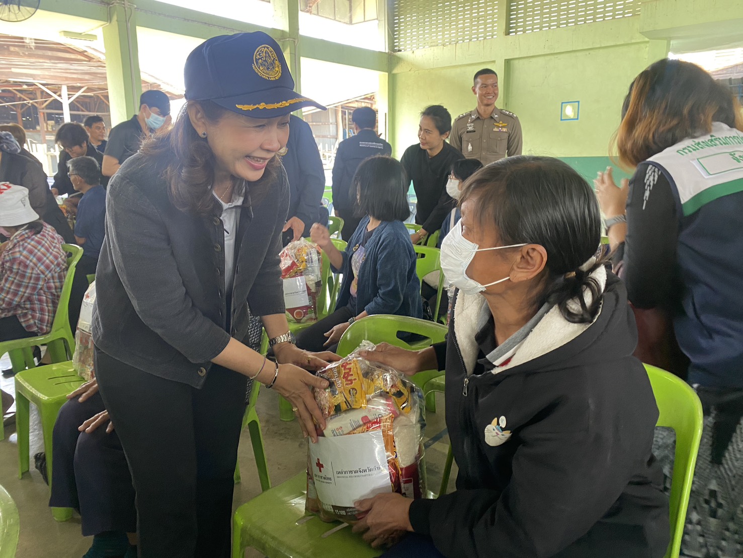 title - นางปรารถนา ชัยญานะ ปฏิรูปที่ดินจังหวัดลำพูน พร้อมด้วยเจ้าหน้าที่ส.ป.ก.ลำพูน ร่วมจัดกิจกรรม “หน่วยบำบัดทุกข์ บำรุงสุข จังหวัดลำพูนเคลื่อนที่